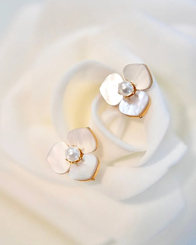 shell flower ピアス